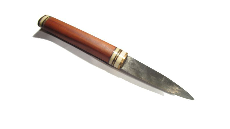 Hochmittelalterliches Messer angelehnt an Funden aus der Holtmann Dissertation. Messer mit gerade liegender Klinge. Der Griff dieses Griffangelmessers besteht aus Pflaumenholz und ist mit Messing / Lederplättchen /Knochenplättchen abgesetzt.