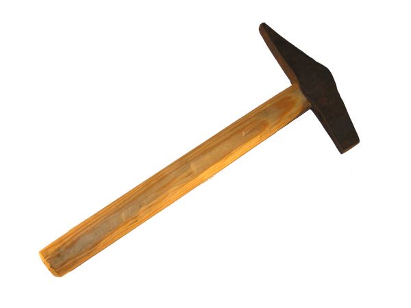 Ein Hammer mit Schaftlappen und unten angeordneter Finne, angelehnt an den Werkzeugfund in Mastermyr, Dänemark. Frühmittelalter (1000).