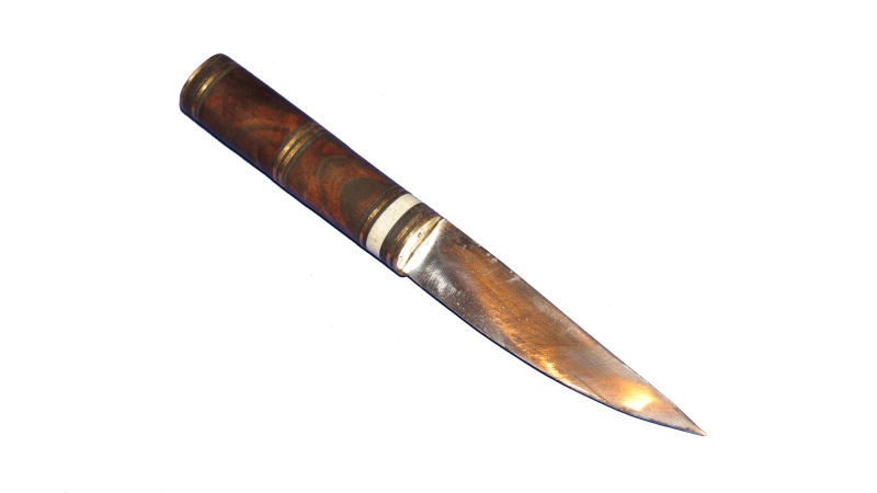 Hochmittelalterliches Messer (um 1250), mit frühmittelalterlichen Griffholz. Bei diesem Messer besteht die Klinge aus einem 23 Lagigem Laminatstahl, der einen C100 als Schneidenstahl eingelegt hat. Die Klinge wurde nur poliert, nicht geätzt um die Struktur zu erkennen. Das Hauptgriffholz ist Mooreiche (ca 1500 Jahre alt) sonst ein typischer Plättchengriff welcher mit Messingplättchen, und Pflaumenholz abgesetzt ist (zudem noch eine Scheibe aus Rothirschhorn).