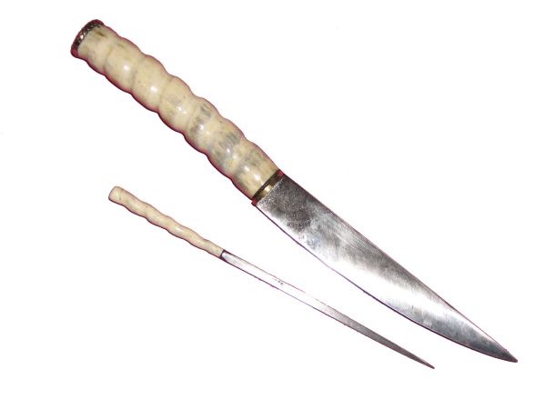 Messer mit gewundenen Horngriff passend zum Pfriem. Der Griff ist mit Messingplatten abgeschlossen.