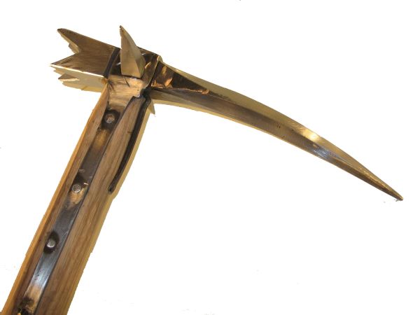 Dieser Streithammer wurde aus mehreren Stücken, wie die Originale, zusammengefügt. das heißt, der Hammerkopf ist ein Stück, die Schaftlappen sind ein Stück, der Niet besteht auch aus 3 Stücken (die feuerverschweißt sind).