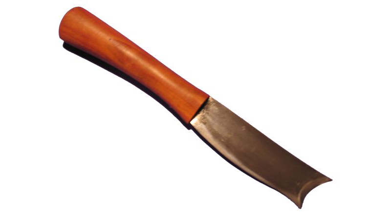 Vorlegemesser, um 1245. Die Klinge dieses Messers ist ähnlich der eines römischen Amputationsbesteckes gewölbt. Dies läßt evtl. den Schluß zu, das dieses Messer (in der Bibel in Tischszenen zu sehen) als Tranchiermesser benutzt wurde. Durch praktische Tests ist diese Verwendung auch naheliegend. Der Griff besteht in diesem Fall aus Pflaumenholz.