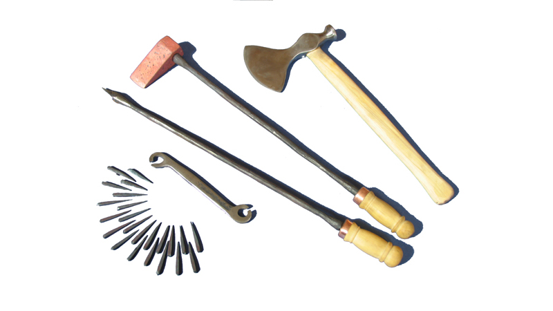 Glaswerkzeug-Set. Kröseleisen, Bleinägel, Glaserhammer, Glasschneider (handgegossen aus Kupfer) und Lötkolben. Die Griffe sind aus Buchsbaum