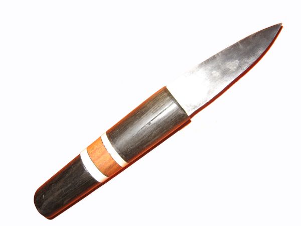 Die Klinge dieses Kleinen Jagdmessers besteht aus aus einem Laminatstahl geschmiedet, der Griff aus 1500 Jahre alter Mooreiche mit Hirschhorn / Pflaume Verzierung bildet den homogenen Abschluß des Messers.