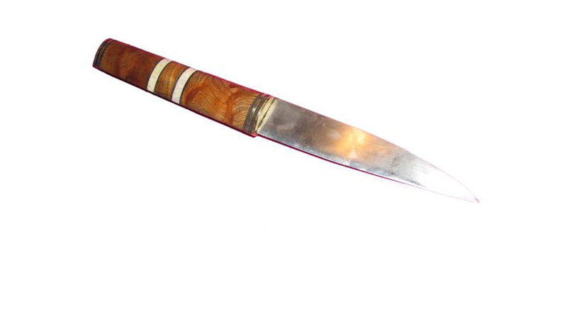 Griffplättchenmesser. Der Griff dieses Messers besteht aus Maserrüster, Hirschhorn und Messing, sowie Leder als Distanzstücke.