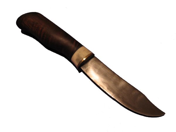 Ein Messer aufs wesentliche reduziert, dabei von schlichter Eleganz. Die Klinge besteht aus einem Laminatstahl. Der Griff besteht aus einem witterungsfesten Holz mit einem Zierstück aus Rothirschgeweih und einer Bronzeabschlußplatte.