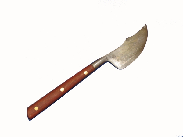 Federmesser in Griffzungenkonstruktion mit Griffschalen aus Pflaumenholz die mit 3 Messingnieten gehalten werden. Dieses Messer ist vom Aufbau und der Bildquellenlage spätmittelalterlich.
