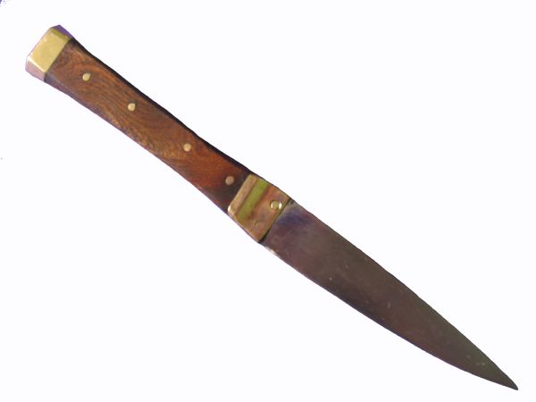 Messer gearbeitet angelehnt an einen Fund aus Rotenburg. Die Klinge besteht aus einem Laminatstahl und hat Griffschalen aus Maserrüster. Die Klingenzwingen wie auch der Griffabschluß bestehen, wie auch die Nieten, aus Messing.