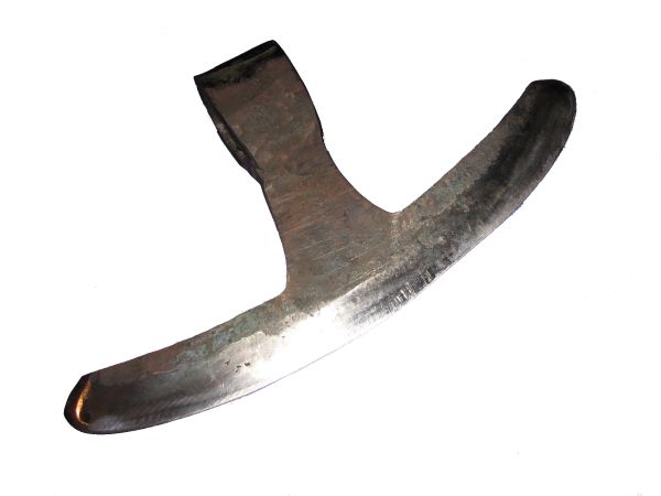 Der Axtkopf besteht aus einem 42CrMo4 Stahl und wurde aus einem Stück geschmiedet. Die Schneide der Behauaxt, die zum Glätten und Abrichten von Bohlen und Balken benutzt wurde, ist Einschneidig und der Stiel ist geschränkt ausgestellt. (Frühmittelalter, 1066)