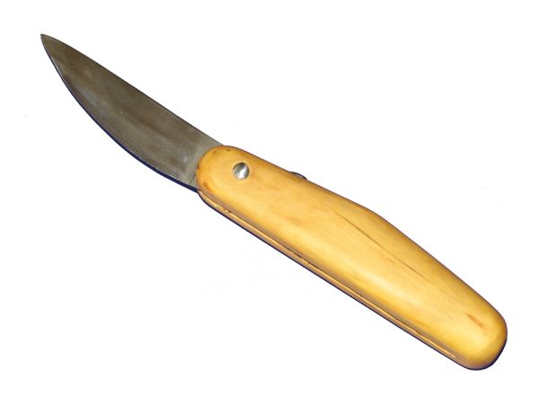 Dieses Messer wurde aus einem Schwertstahl geschmiedet (C105 als Schneidlage, umgeben von C45 und C60, ummantelt von einem unhärtbaren Stahl). Die Form ist angelehnt an einen Fund aus London. Der Griff besteht aus Buchsbaum.