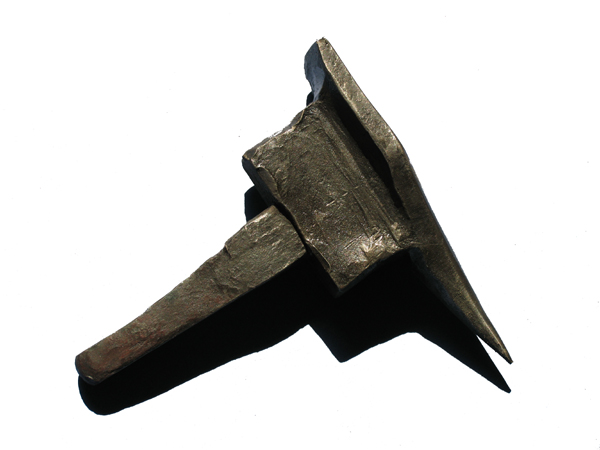 Kleiner, frühmittelalterlicher Amboss ähnlich frühmittelalterlichen Funden, aus einem Stück geschmiedet und 1153gr schwer.