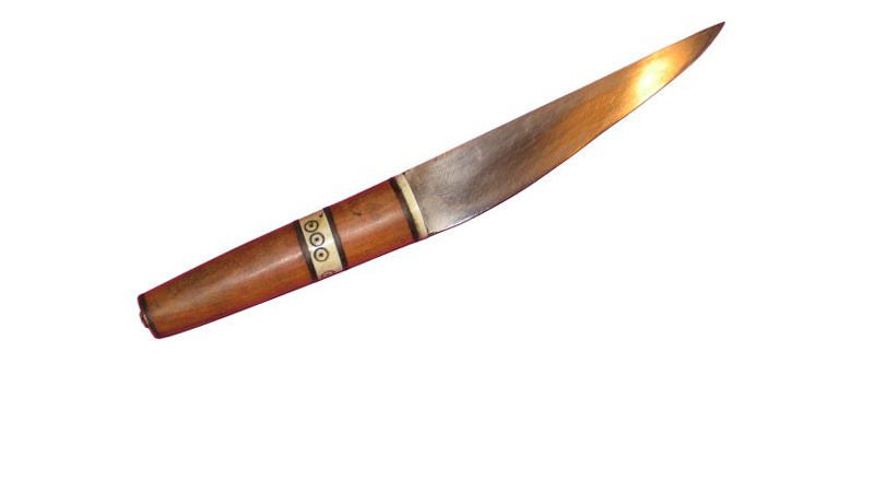 Küchenmesser mit Segmentgriffkonstruktion. Der Griff besteht aus Pflaumenholz, Rothirschhorn, Leder und Bronze. Die Klinge ist aus einem C45 geschmiedet.