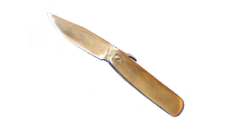 Die Klinge des Klappmessers besteht aus einem Laminierten Stahl. Das Heft des Messers wurde aus einem Puddeleisen geschmiedet, geschliffen und gebürstet.