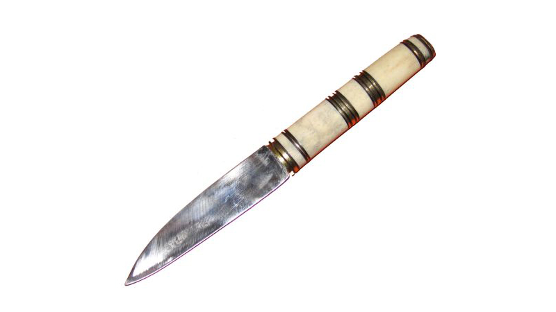 Griffscheibchenmesser (1250). Dieses Messer besteht aus einem L1/3C60A (Laminatstahl) und wurde mit einem Griff aus Rothirschgeweih versehen. Der Griff ist durch verschiedene Griffplättchen verziert (Stärke wie Material). Zwischen den Plättchen befindet sich Leder.