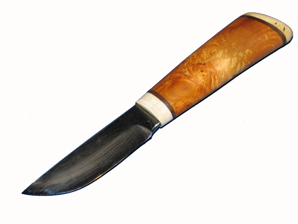 Das Jagdmesser ist an traditionellen finnischen Messern angelehnt und in Nietangelkonstruktion hergestellt. Die Klinge besteht aus einem 2 Strängen Torsionsdamast der auf einen Feilenstahl auflaminiert wurde. Der Griff ist aus Hirschgeweih mit Lederplättchen und Maserbirke gefertigt.