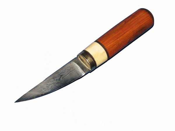 Die Klinge dieses Messers wurde aus Torsionsdamast gefertigt (2 Stränge) die auf einen Feilenstahl auflaminiert wurden. Der Griff besteht aus einem Stichblatt aus Schmiedemessing darauf folgen Leder, Hirschgeweih, Leder und Pflaumenholz.