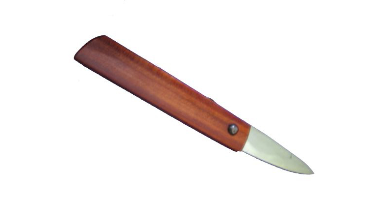 Klappmesser mit einer Klinge aus Laminatstahl. Der Griff besteht aus Pflaumenholz. Messer dieser Art sind quasie zeitlos, da sie über einen sehr langen Zeitraum in ähnlichen Varianten getragen und verwendet wurden.