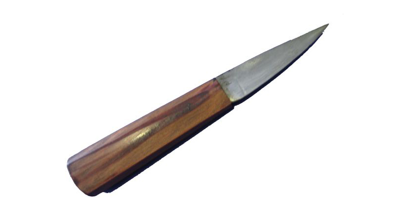 Dieses schlichte Messer hat eine Laminatstahlklinge und einen Griff aus Pflaumenholz (achteckig).