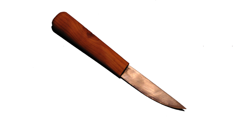 Ein kleines, schlichtes Messer mit einem Griff aus Eibenholz und einer Klinge aus Laminatstahl
