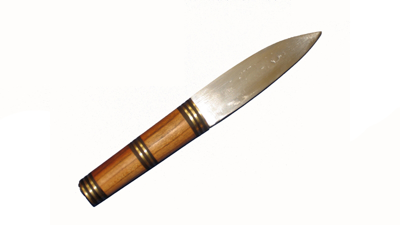 Dieses Messer hat eine recht typische Form und ist mit einem etwas komplexeren Griffplättchengriff versehen Der Holzteil ist Ulme / Rüster.