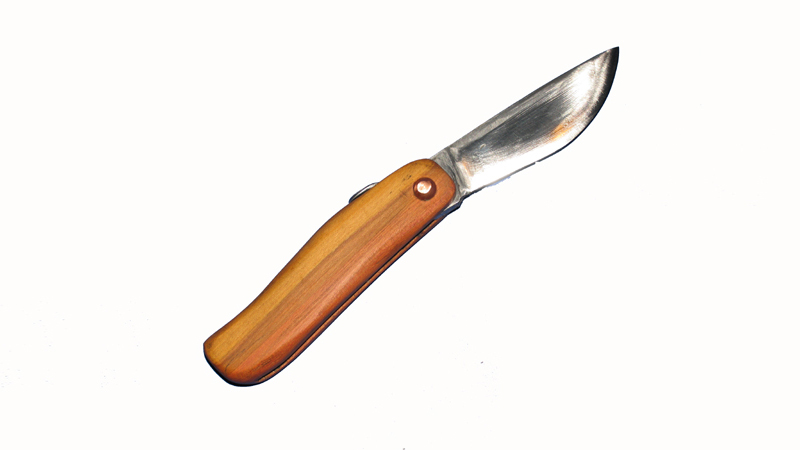 Klappmesser mit laminierter Klinge. Der Griff besteht aus Pflaumenholz. Die Klingenform ist an ein Londoner Messer angelehnt.