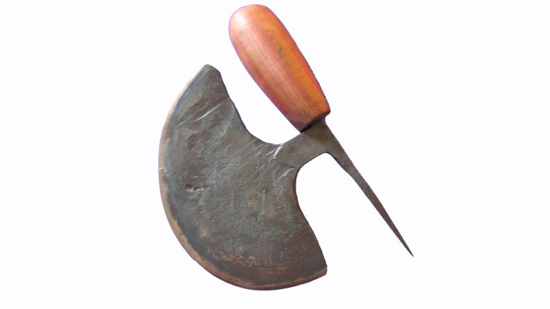 Dieser Schusterhalbmond wurde nach einer hochmittelalterlichen Bildquelle hergestellt. Der "Dorn" gegenüber von dem Griff diente vermutlich als Anreißnadel um auf dem Leder vorzuzeichnen bzw. eventuell um löcher zu stechen.