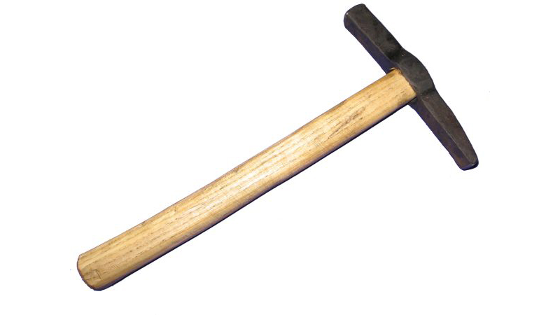 Dieser Hammer ist in einer ähnlichen Form auch in Schleswig gefunden worden. Ob seiner geringen Größe ging ich davon aus das es sich evtl um einen Schusterhammer handelt.