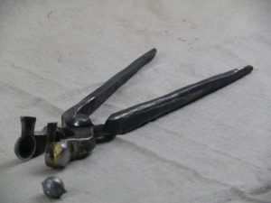 Musketenkugelzange nach Abbildungen aus dem Spätmittelalter