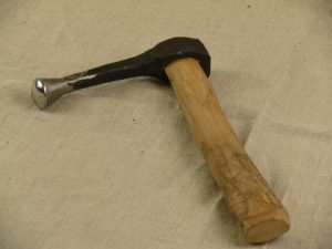 Plattnerhammer mit Griff aus Kirschholz. Der Hammerkopf besteht aus gehärtetem und poliertem Werkzeugstahl
