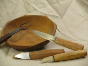 Laminatstahlmesser mit Griffen aus Ahorn und Esche